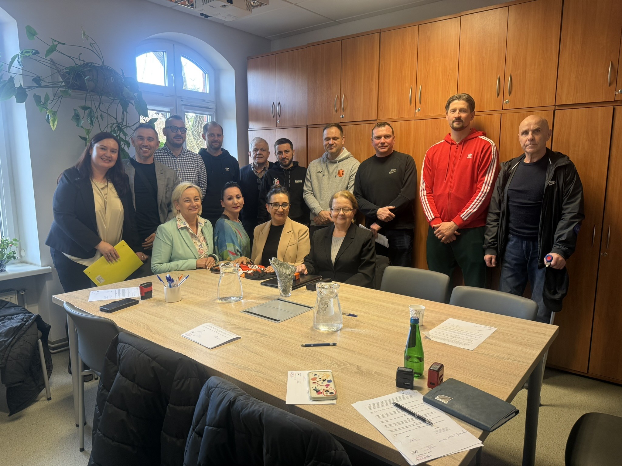 Dotacje na rozwój sportu w Gminie Dobra – podpisano umowy z klubami