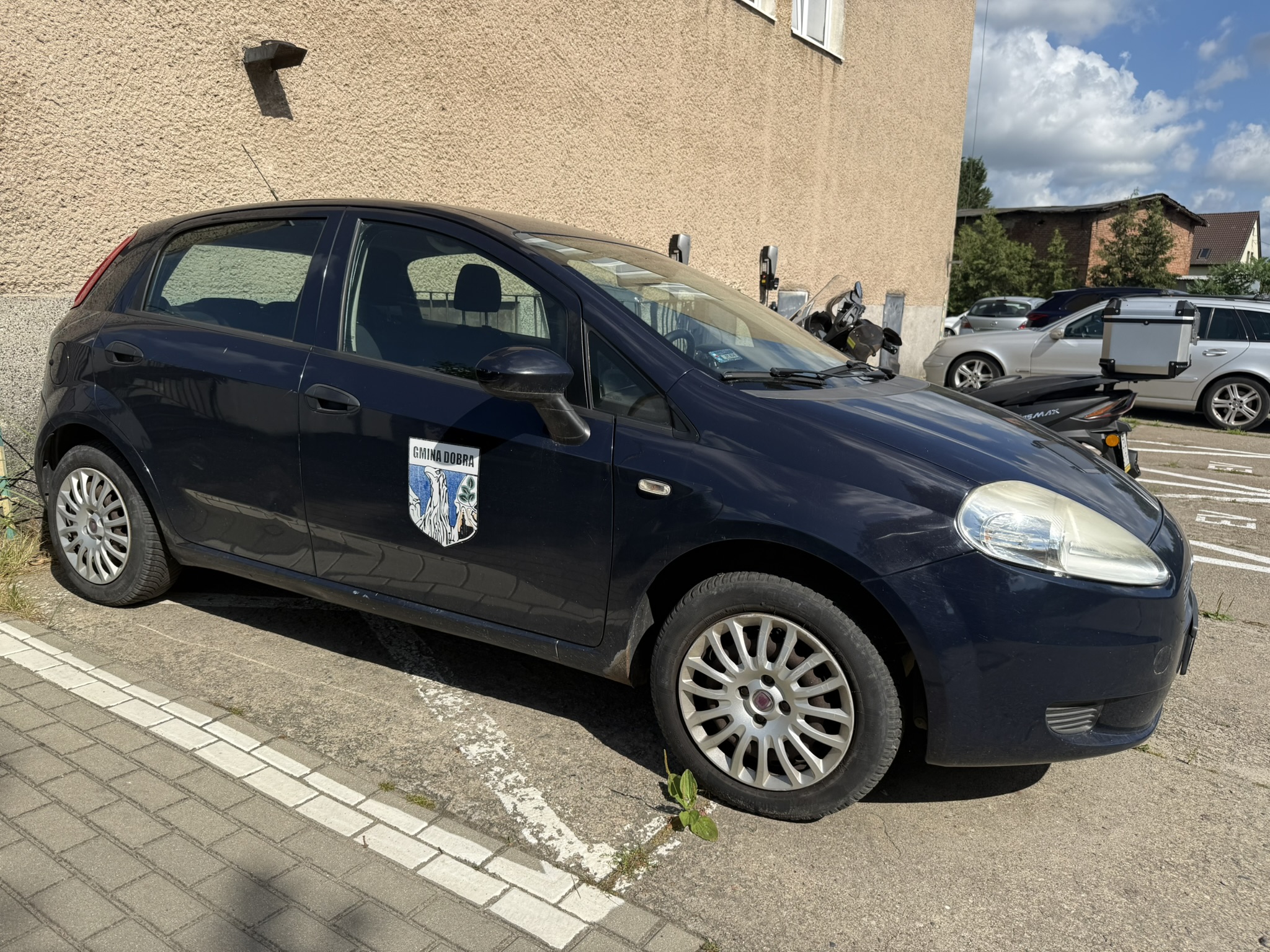 Gmina Dobra zaprasza do składania ofert na zakup samochodu osobowego