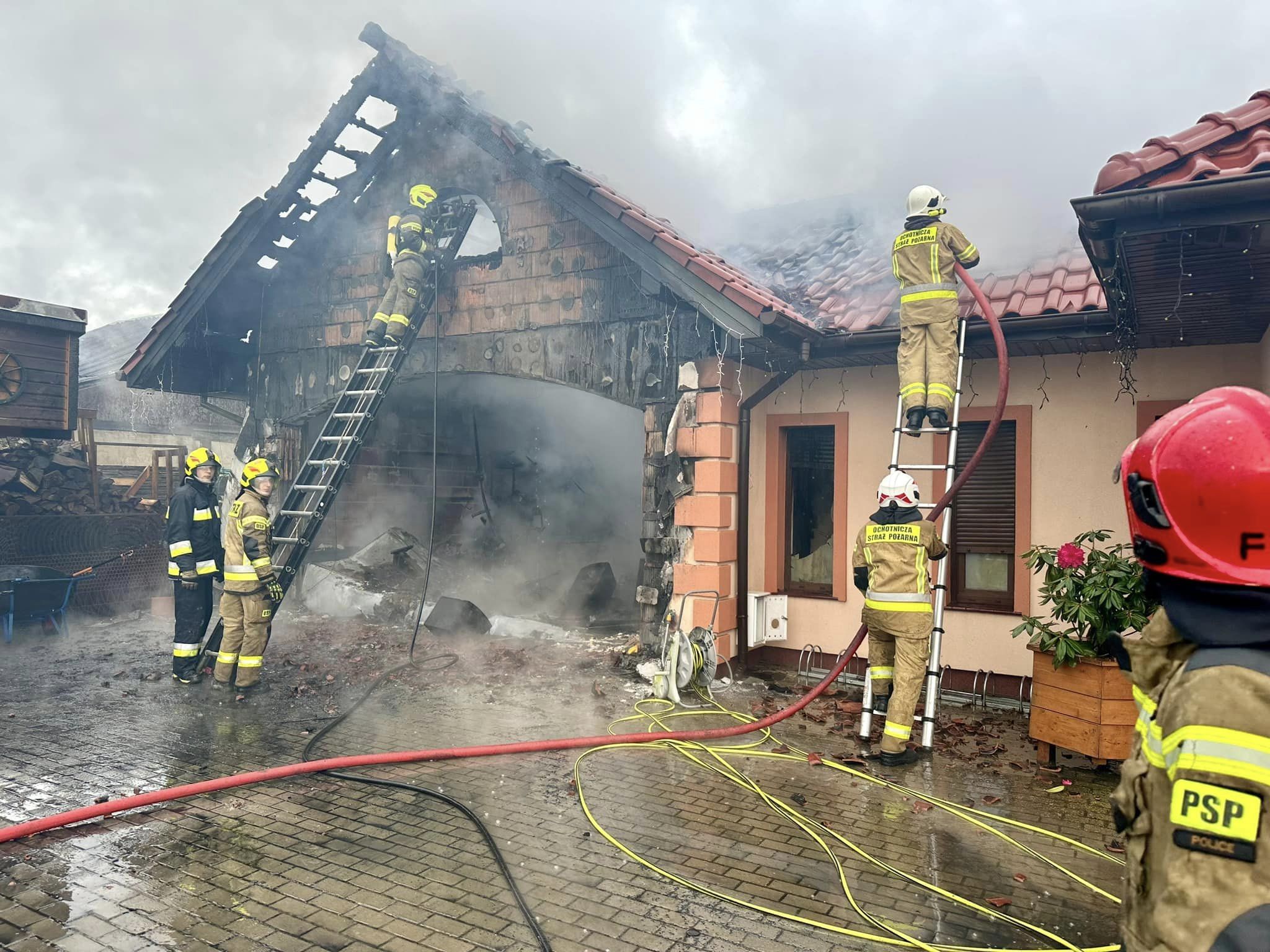 Zdjęcie pożaru domu w Grzepnicy