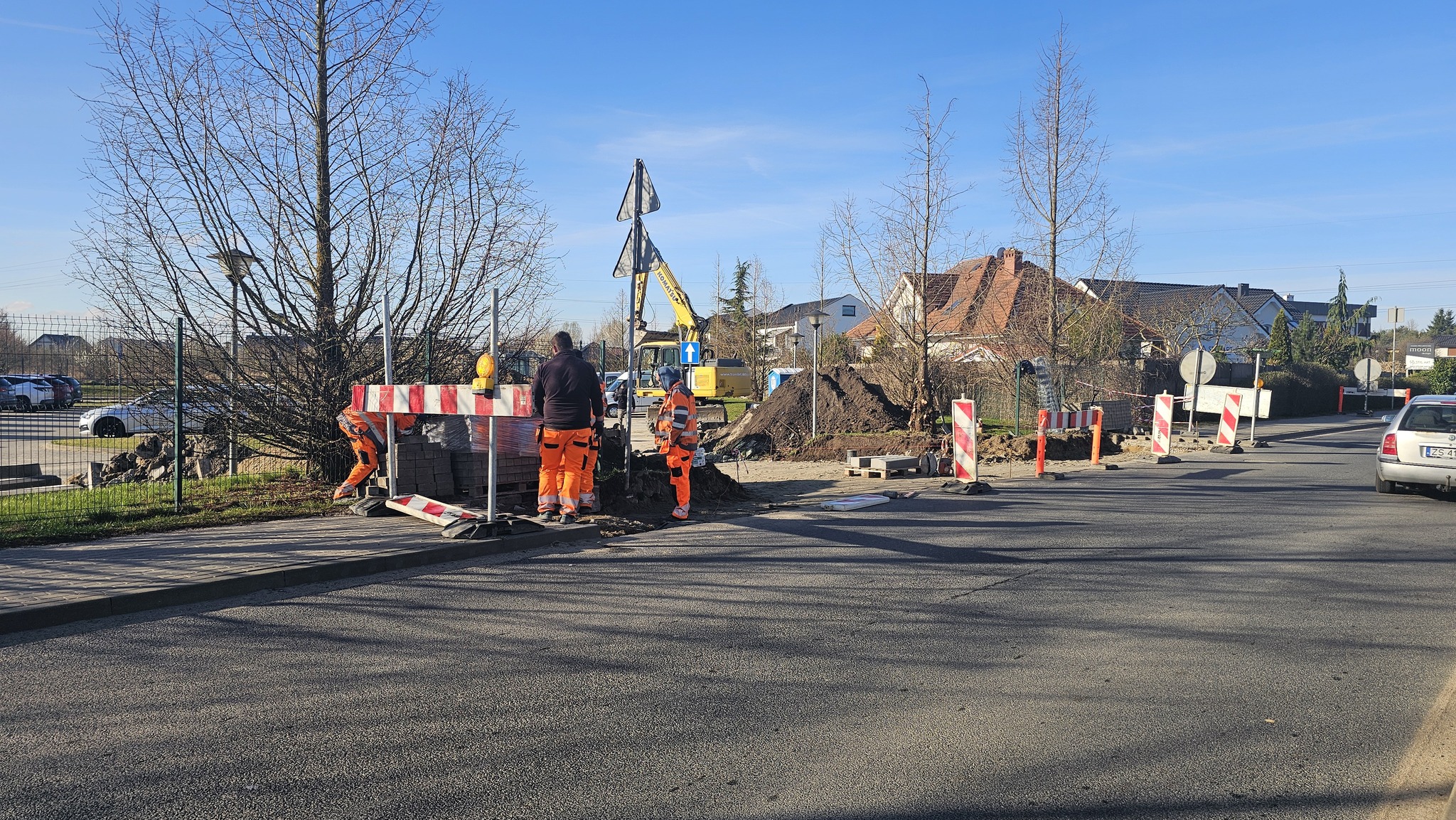 Trwa budowa nowego wjazdu przy Szkole Podstawowej w Mierzynie