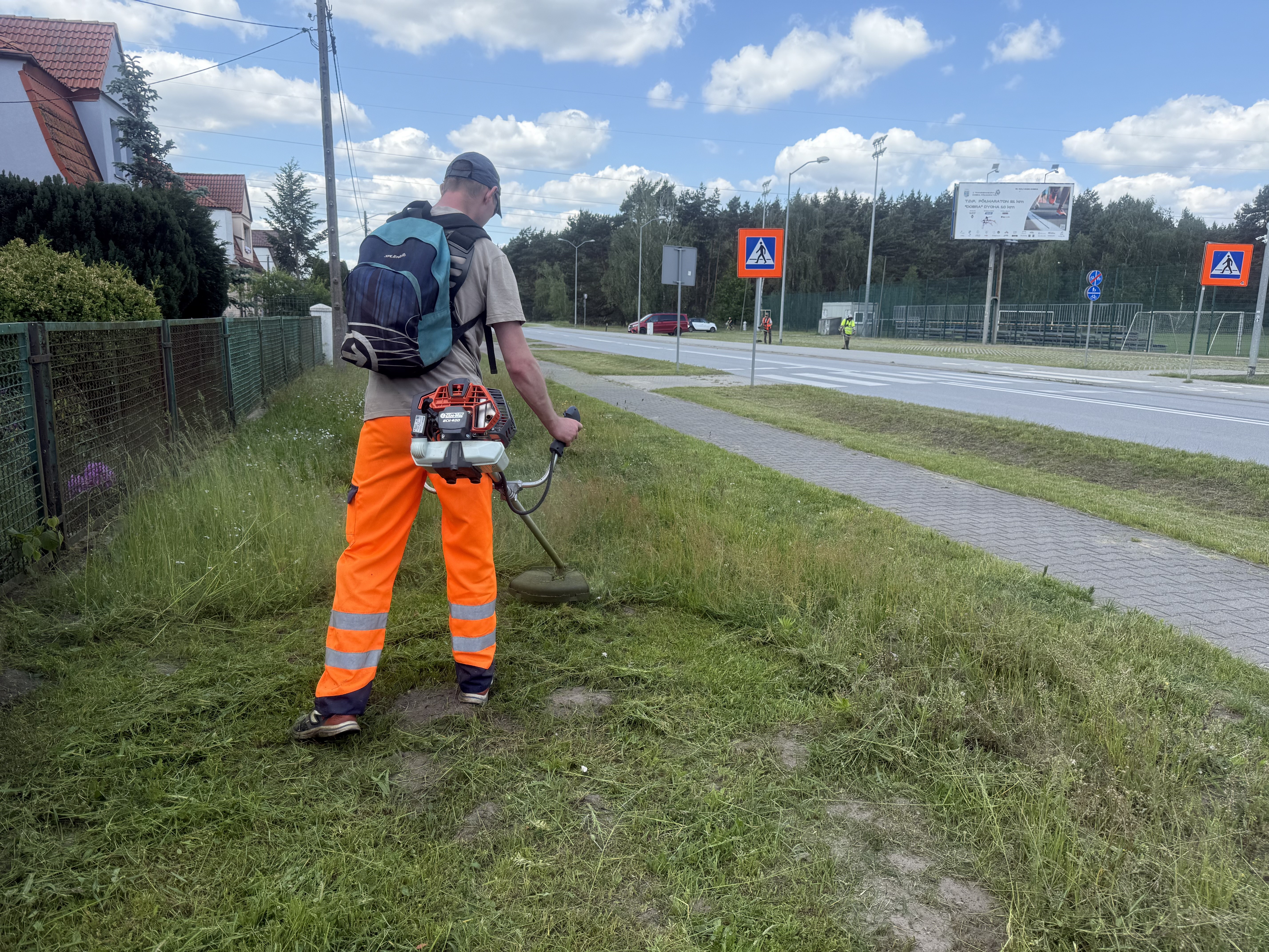 zdjęcie pana koszącego trawę
