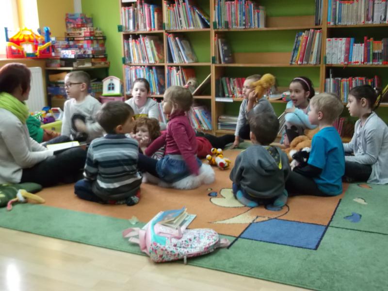 Wizyta przedszkolaków w filii bibliotecznej w Mierzynie