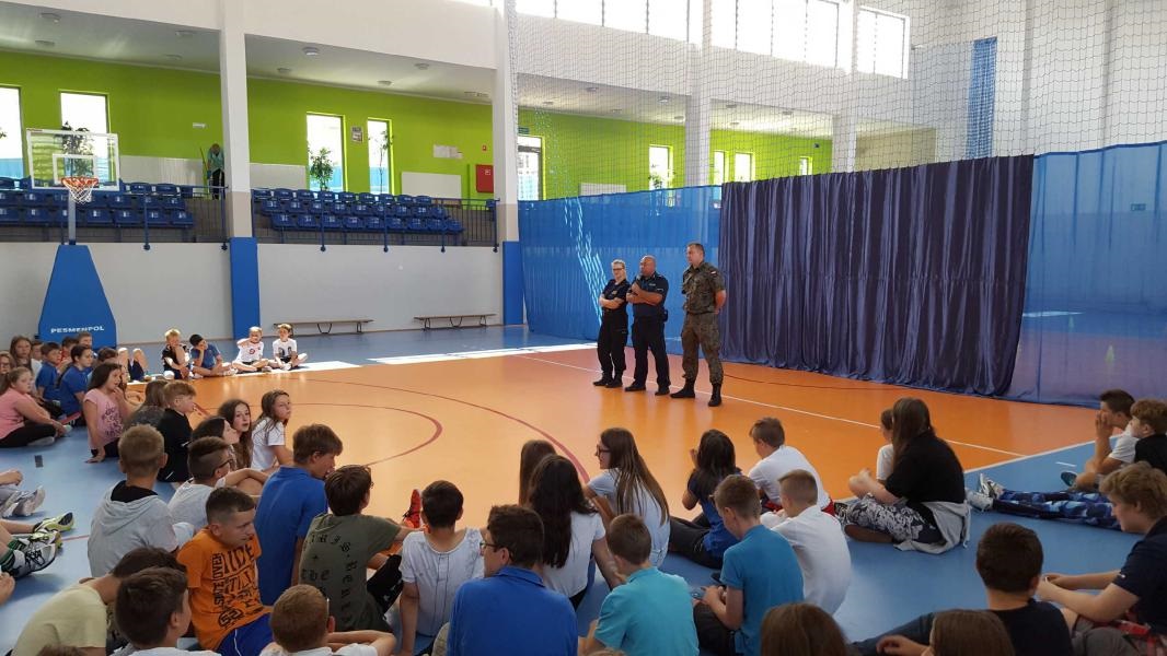 Pogadanki  Policji i Straży Gminnej w szkole podstawowej w Mierzynie i Bezrzeczu