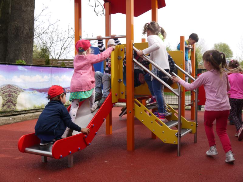 Nowy plac zabaw przy Punkcie przedszkolnym w Dołujach