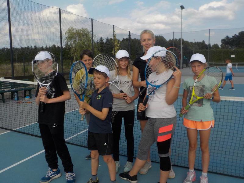 Fotorelacja z treningów tenisa ziemnego dzieci ze świetlicy w Grzepnicy