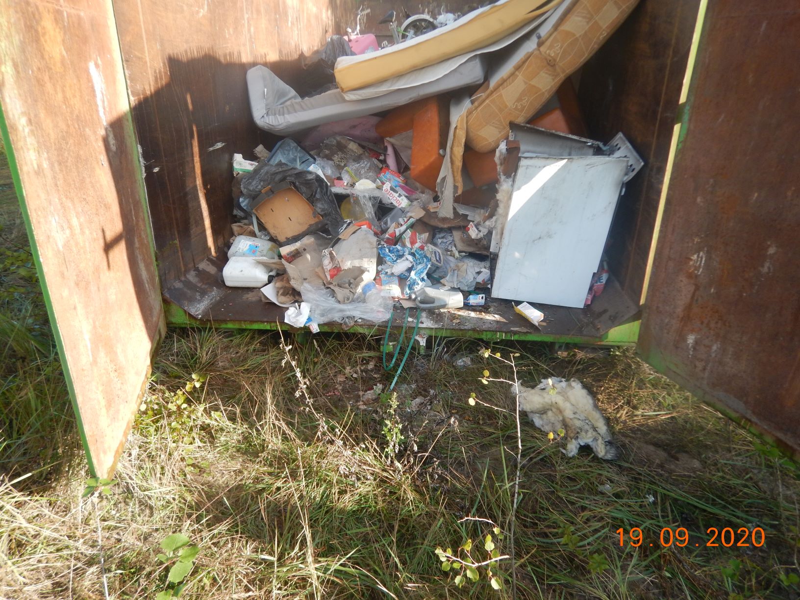 Wyrzucenie odpadów komunalnych do kontenera na odpady gabarytowe