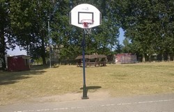 Nowe kosze do piłki koszykowej na boisku w Skarbimierzycach