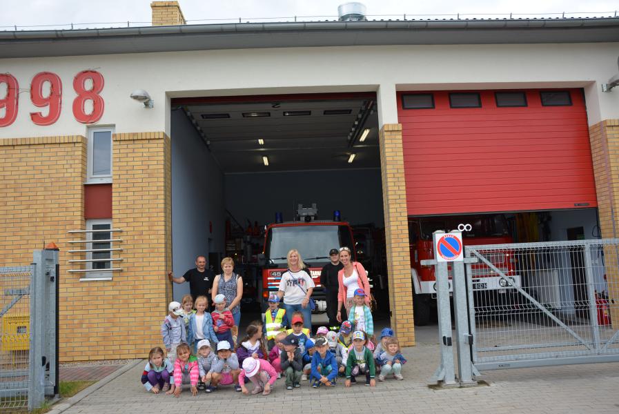 Dzieci z Punktu Przedszkolnego w Dołujach z wizytą u Strażaków z OSP Dobra
