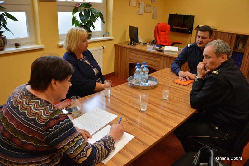 Spotkanie w sprawie zwiększenia bezpieczeństwa na terenie szkoły w Mierzynie