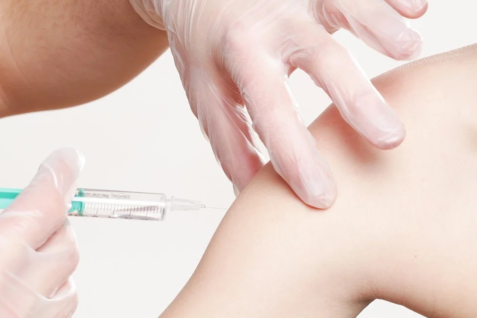 Bezpłatne szczepienia przeciwko grypie mieszkańców Gminy Dobra od 65 roku życia