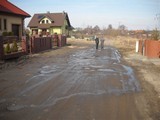 Ułożenie płyt drogowych na ul. Akacjowej w Mierzynie